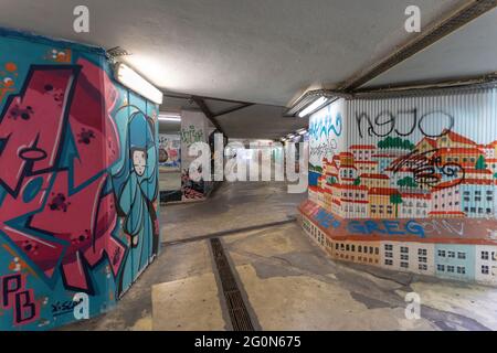 Unterirdische Passage und Graffiti an den Wänden in Lissabon Stockfoto