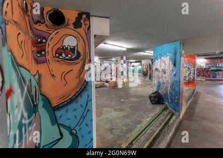 Unterirdischer Durchgang und Graffiti an den Wänden in Lissabon, Portugal Stockfoto