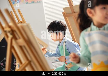 Kommt zu den Kindern, die malen lernen Stockfoto