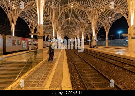 Der moderne Bahnhof Gare do oriente in lissabon (portugal) bei Nacht Stockfoto