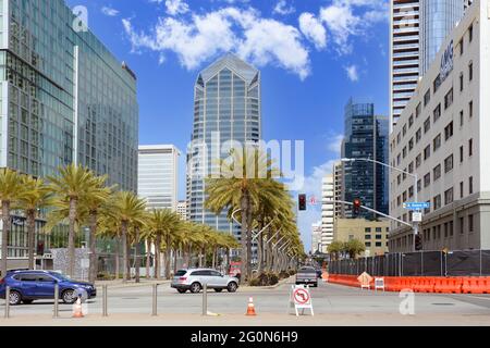 Blick auf den West Broadway in der Innenstadt von San Diego, Kalifornien Stockfoto