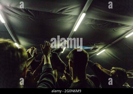 Menge von Konzertbesuchern bei einem Hardcore Punk Musik Festival, Stage Diving, Band spielen, Foto mit hdr Fotografie Technik Double Exposure aufgenommen. Stockfoto