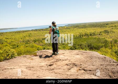 GRAY COUNTY, KANADA - 31. Mai 2021: Eine weibliche Touristin fotografiert an einem Aussichtspunkt in der georgischen Bucht kanada, der jedes Jahr Tausende von Menschen anzieht Stockfoto