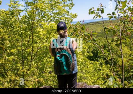 GRAY COUNTY, KANADA - 31. Mai 2021: Eine weibliche Touristin fotografiert an einem Aussichtspunkt in der georgischen Bucht kanada, der jedes Jahr Tausende von Menschen anzieht Stockfoto