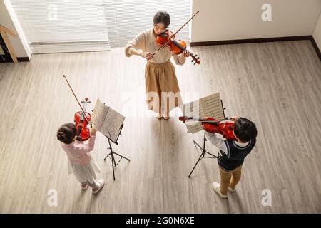 Junge Frauen unterrichten Kinder mit Musikunterricht Stockfoto