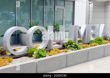 COLUMBIA-Schild vor einem Wolkenkratzer an der Ecke Columbia und W A Street im Columbia-Viertel von San Diego, Kalifornien Stockfoto