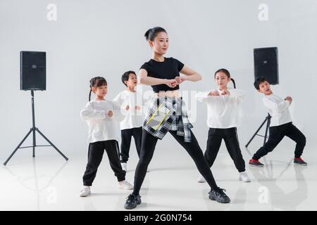 Jugendtanzlehrer, um den Kindern zu lehren, wie man tanzt Stockfoto