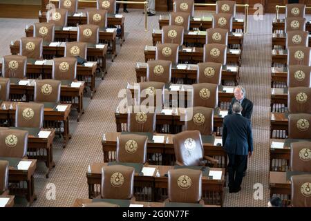 Austin, TX, USA. Mai 2021. Der Staatsvertreter TODD HUNTER, R-Corpus Christi, spricht mit einem Kollegen, als sich das Repräsentantenhaus am letzten Tag der 87. Legislaturperiode in Texas zu spät für Sine die versammelt. Quelle: Bob Daemmrich/ZUMA Wire/Alamy Live News Stockfoto