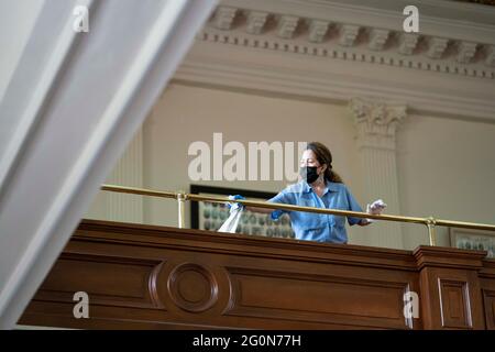 Austin, TX, USA. Mai 2021. Ein Mitglied des Reinigungspersonals kümmert sich am letzten Tag der 87. Texas Legislature um das Geländer in der House Gallery. Quelle: Bob Daemmrich/ZUMA Wire/Alamy Live News Stockfoto