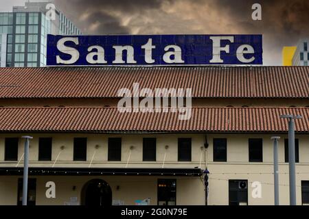 Das AMTRAK-Bahndepot-Gebäude von Santa Fe in der Innenstadt von San Diego, Kalifornien Stockfoto