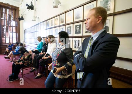 Austin, TX, USA. Mai 2021. Der Staatsvertreter JOHN TURNER, D-Dallas, R, trifft sich mit den müden Demokraten im Repräsentantenhaus, um einen erfolgreichen Wahlausstand zu feiern, bei dem SB 7 das Gesetz zur Integrität der Wähler am Sonntagabend, am letzten Tag der 87. Legislaturperiode in Texas, getötet wurde. Quelle: Bob Daemmrich/ZUMA Wire/Alamy Live News Stockfoto