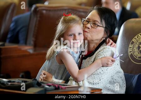 Austin, TX, USA. Mai 2021. Hollis Rose Landgraf, Tochter des Rep. Brooks Landgraf aus Odessa, lässt die Rep. ANGIE CHEN BUTTON, R-Dallas, am letzten Tag der 87. Texas Legislature umarmen. Quelle: Bob Daemmrich/ZUMA Wire/Alamy Live News Stockfoto