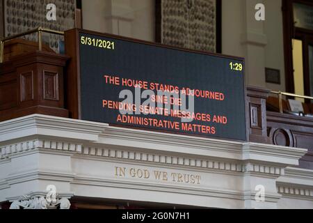 Austin, TX, USA. Mai 2021. Das elektronische Schild über dem Rednerpodium zeigt, dass The House Stys Sine am letzten Tag der 87. Texas Legislature sterben wird. Quelle: Bob Daemmrich/ZUMA Wire/Alamy Live News Stockfoto