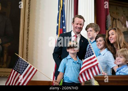 Austin, TX, USA. Mai 2021. Haussprecher Dade Phelan posiert mit seiner Familie nach dem Ende der Sitzung am letzten Tag der 87. Texas Legislature. Quelle: Bob Daemmrich/ZUMA Wire/Alamy Live News Stockfoto