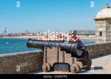 Touristen besuchen das historische Fort von Sao Francisco do Queijo, das im 6. Jahrhundert in Porto in Portugal erbaut wurde. Burg des Käses, auch bekannt Stockfoto