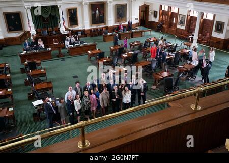 Austin, TX, USA. Mai 2021. Während der letzten Minuten der 87. Legislaturperiode in Austin posieren Mitglieder des Senate Education Committee für einen Fotografen auf der Senatsebene. Quelle: Bob Daemmrich/ZUMA Wire/Alamy Live News Stockfoto