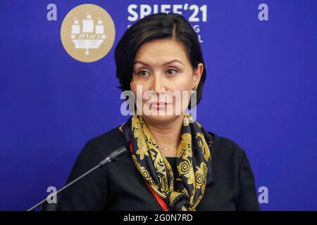 Sankt Petersburg, Russland. Juni 2021. Gulnaz Kadyrova, stellvertretender Minister für Industrie und Handel der Russischen Föderation, spricht beim St. Petersburger Internationalen Wirtschaftsforum (SPIEF) zum Thema „Was wird Russland als nächstes kommen?“. (Foto von Maksim Konstantinov/SOPA Image/Sipa USA) Quelle: SIPA USA/Alamy Live News Stockfoto