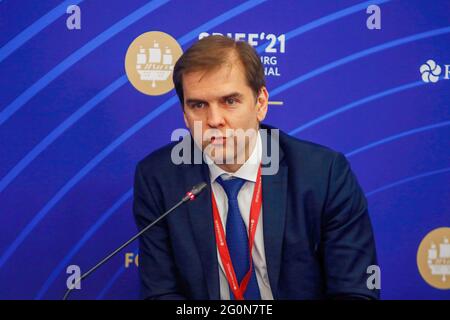 Sankt Petersburg, Russland. Juni 2021. Sergey Novikov, Leiter des Präsidialdirektorats für soziale Projekte, spricht auf dem St. Petersburger Internationalen Wirtschaftsforum (SPIEF) über „Was wird Russland als nächstes kommen?“. (Foto von Maksim Konstantinov/SOPA Image/Sipa USA) Quelle: SIPA USA/Alamy Live News Stockfoto