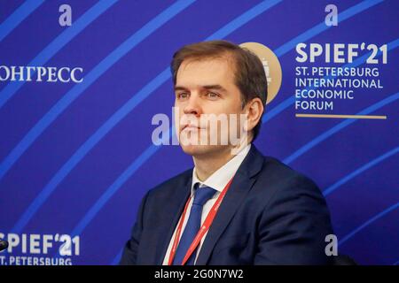 Sankt Petersburg, Russland. Juni 2021. Sergey Novikov, Leiter des Präsidialdirektorats für soziale Projekte, spricht auf dem St. Petersburger Internationalen Wirtschaftsforum (SPIEF) über „Was wird Russland als nächstes kommen?“. (Foto von Maksim Konstantinov/SOPA Image/Sipa USA) Quelle: SIPA USA/Alamy Live News Stockfoto