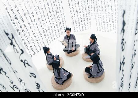 Der Lehrer gab Schülern in der chinesischen Kultur Stockfoto