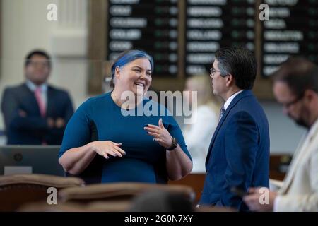 Austin, TX, USA. Mai 2021. Die Staatsrep. MICHELLE BECKLEY, D-Carrollton, spricht mit dem Rep. CHRIS PADDIE, R-Marshall, am letzten Tag der 87. Texas Legislature vor Sine die. Quelle: Bob Daemmrich/ZUMA Wire/Alamy Live News Stockfoto