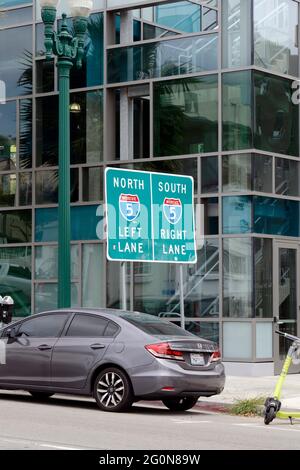 Schild der Interstate 5 North und South Lanes in der Innenstadt von San Diego, kalifornien Stockfoto