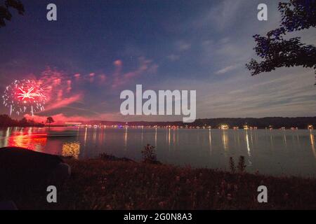 Feuerwerk Über Atwood Lake, Ohio Stockfoto