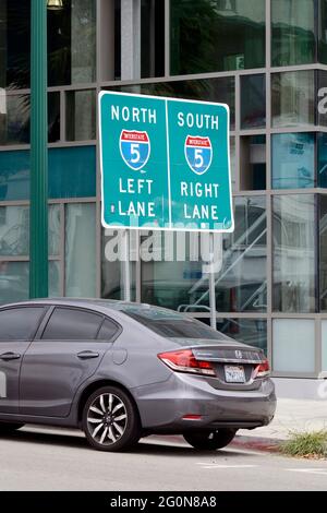 Schild der Interstate 5 North und South Lanes in der Innenstadt von San Diego, kalifornien Stockfoto