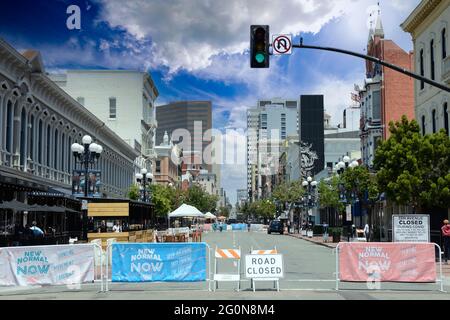 Die Fußgängerzone Fifth Ave im Gaslamp Quarter von San Diego, Kalifornien Stockfoto