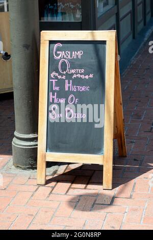 Tafel auf einem Bürgersteig im Gaslamp Quarter von San Diego, CA Stockfoto