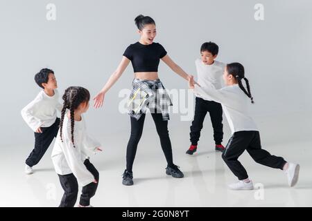 Glückliche Schüler lernen, wie man tanzt Stockfoto