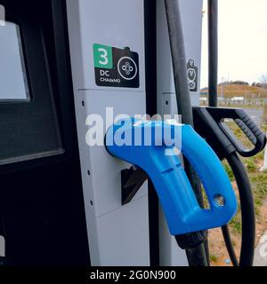 Typen von EV-Ladegeräten in der EV-Ladestation im Fokus. AC EV-Ladegerät. Schnelles Aufladen des EV in der Station. Alternative Energie. Ladestation für Elektroautos. H Stockfoto