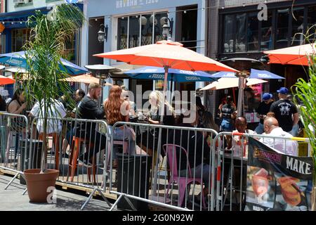 Menschen, die einen Samstag auf der Fifth Ave im Gaslamp-Viertel von San Diego, CA, genießen Stockfoto