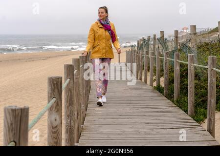 Junge, schöne Frau, die den Küstenweg in Porto entlang läuft Stockfoto