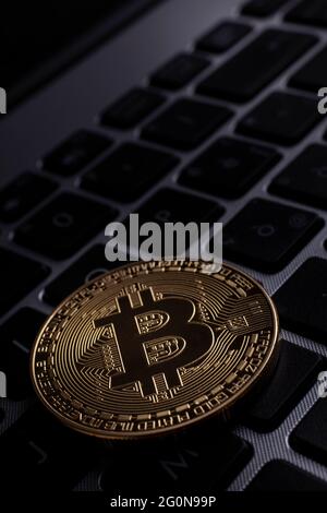 Golden bitcoins auf PC-Tastatur Stockfoto