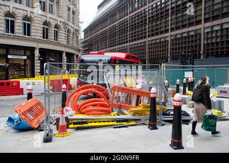 Straßenbauarbeiten in der Nähe des neuen Broadgate-Bauwerks der Liverpool Street Station und der Elizabeth Line-Baustelle in London, England, GROSSBRITANNIEN, KATHY DEWITT Stockfoto