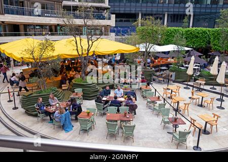 Menschen, die an Tischen im Comptoir Libanais und in der Yauatcha City im Broadgate Circle in London sitzen EC2 England UK KATHY DEWITT Stockfoto