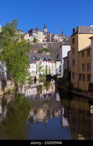 Europa, Luxemburg, Luxemburg Stadt, Grund, Alte Häuser am Fluss Alzette von der Pont du Grund (Brücke) Stockfoto