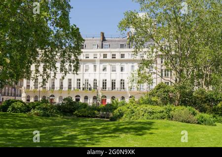 Fitzroy Square Garden in Fitzrovia an einem heißen, sonnigen Tag. London - 1. Juni 2021 Stockfoto