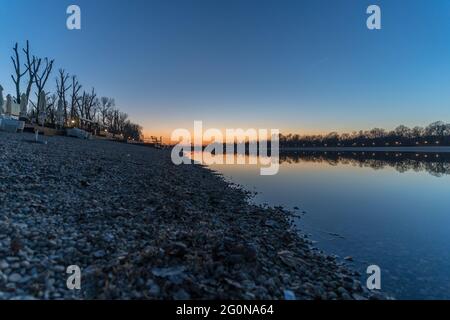 Blaue Stunde über dem schönen See von Ada Ciganlija in Belgrad Stockfoto