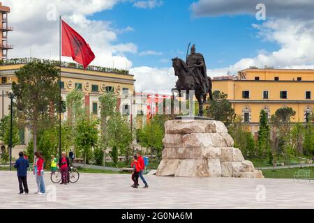 Tirana, Albanien - April 24 2019: Das Skanderbeg-Denkmal ist ein Denkmal auf dem Skanderbeg-Platz, das an Skanderbeg, den Nationalhelden Albaniens, erinnert Stockfoto