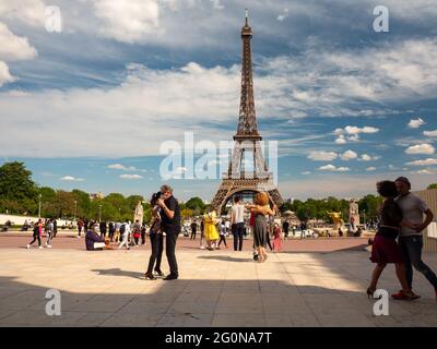 Paris, Frankreich, Mai 2021. Tanzende argentinische Paare Tango auf dem Tracadero-Platz im Hintergrund der Eiffelturm Symbol von Paris, der Stadt der Liebe Stockfoto