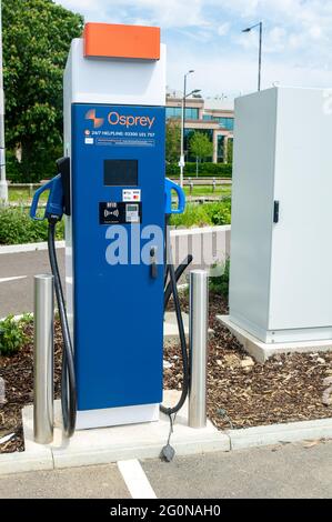 Slough, berkshire, Großbritannien. Juni 2021. Da immer mehr Menschen von Benzin und Diesel abrücken, wurde eine neue Drive Thru Elektrofahrzeug-Schnellladestation aus dem A4 Slough gebaut. Quelle: Maureen McLean/Alamy Stockfoto