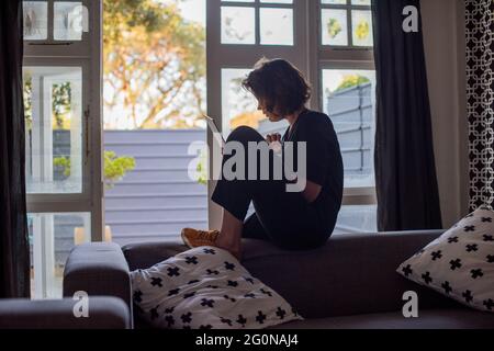 Nahaufnahme einer Frau, die ihren Laptop für die Arbeit von zu Hause aus benutzt Stockfoto