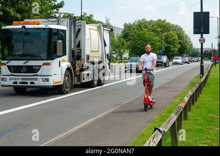 Slough, berkshire, Großbritannien. Juni 2021. Der E-Scooter-Versuch in Slough geht weiter, aber die E-Scooter fahren oft auf Gehwegen, Allerdings haben einige Gebiete in Slough, wie die Bath Road in Slough, Gebiete für den Einsatz von Radfahrern markiert und es gibt Verwirrung darüber, wo genau die Mieter E-Scooter verwenden können. Quelle: Maureen McLean/Alamy Stockfoto