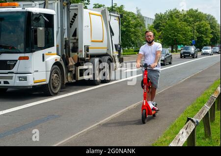 Slough, berkshire, Großbritannien. Juni 2021. Der E-Scooter-Versuch in Slough geht weiter, aber die E-Scooter fahren oft auf Gehwegen, Allerdings haben einige Gebiete in Slough, wie die Bath Road in Slough, Gebiete für den Einsatz von Radfahrern markiert und es gibt Verwirrung darüber, wo genau die Mieter E-Scooter verwenden können. Quelle: Maureen McLean/Alamy Stockfoto