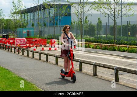 Slough, berkshire, Großbritannien. Juni 2021. Der E-Scooter-Versuch in Slough geht weiter, aber die E-Scooter fahren oft auf Gehwegen, Allerdings haben einige Gebiete in Slough, wie die Bath Road in Slough, Gebiete für den Einsatz von Radfahrern markiert und es gibt Verwirrung darüber, wo genau die Mieter E-Scooter verwenden können. Quelle: Maureen McLean/Alamy Stockfoto