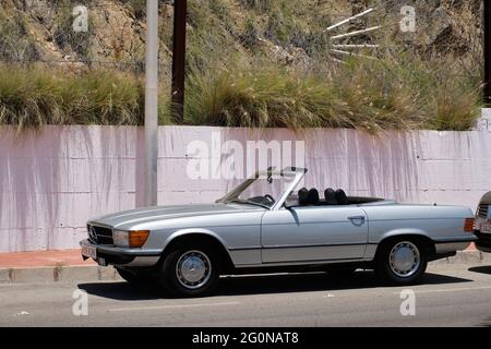 1971-1989 Mercedes-Benz SLC (R107) geparkt in Benalmadena Costa, Malaga, Spanien. Stockfoto