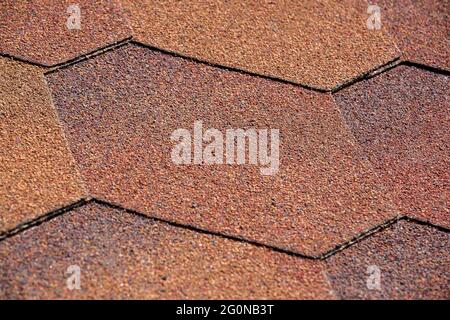 Bituminöse Schindeln wasserdichte Schutzdach Abdeckung Nahaufnahme. Stockfoto