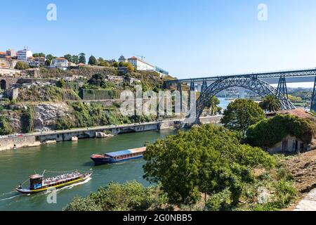 Maria Pia Brücke über den Douro Fluss, Porto, Portugal und vorbei an Touristenbooten Stockfoto